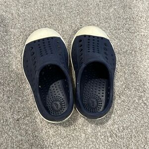 Toddler boy navy blue natives. Size 5.